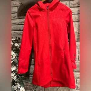 Red cloud veil medium length coat. Like new with fleece lining. Size S